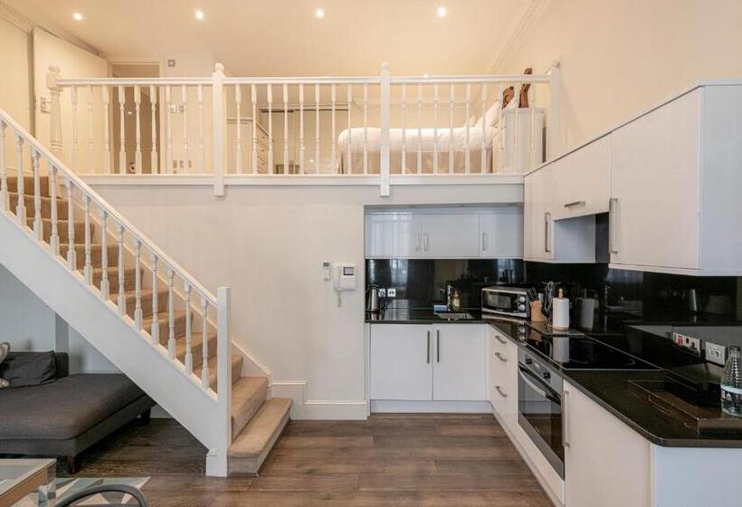 Студия Superior, Queensgate Court