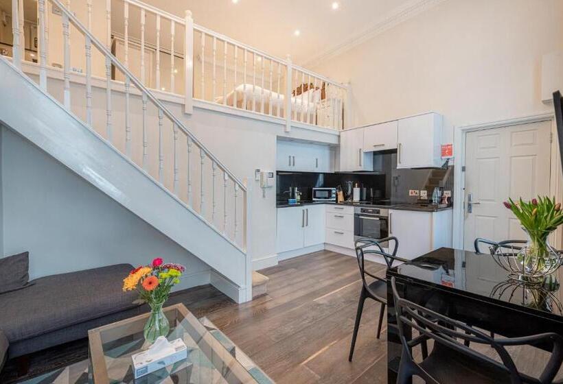 Студия Superior, Queensgate Court