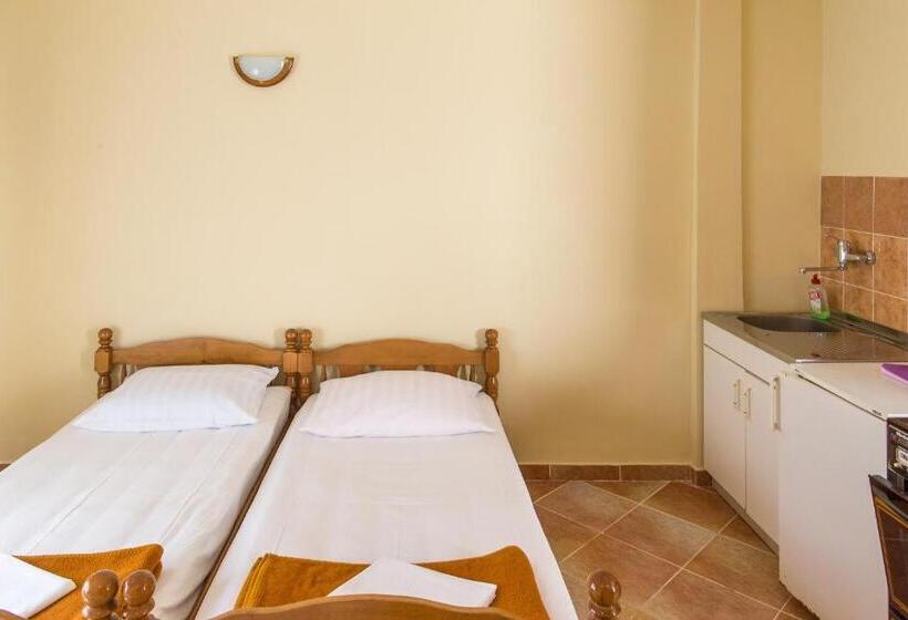 استودیوی سوپریور, Guest House Blue Coast