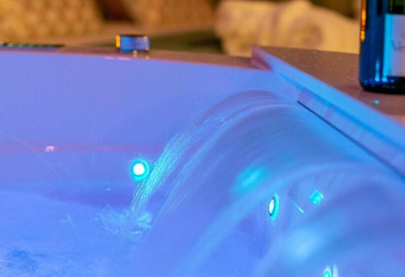 سوئیت با وان آب گرم, 4 Star Suite Spa   Self Check In