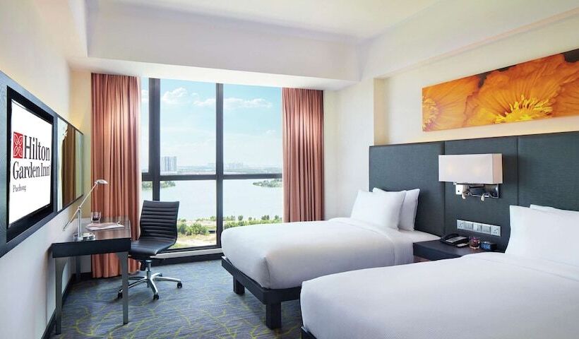 اتاق استاندارد با چشم‌انداز دریاچه, Hilton Garden Inn Puchong