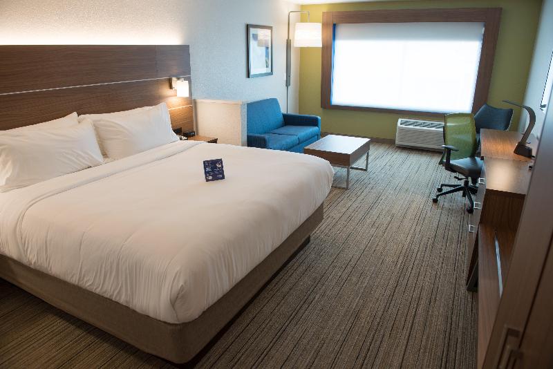 带大床的套房, Holiday Inn Express & Suites   Merrillville, An Ihg