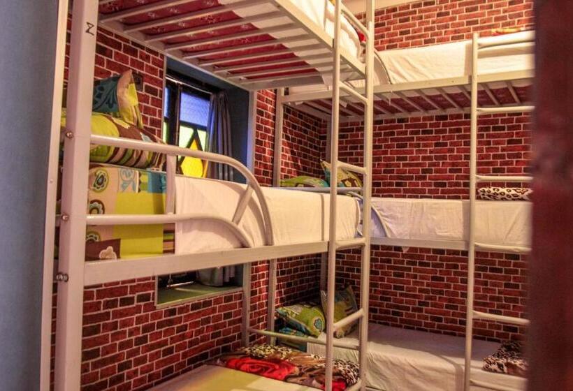 تختخواب در اتاق مشترک, Kasbah Red Castel Hostel