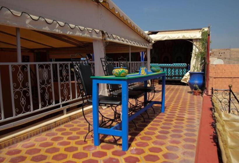 اتاق استاندارد با چشم‌انداز استخر, Kasbah Red Castel Hostel