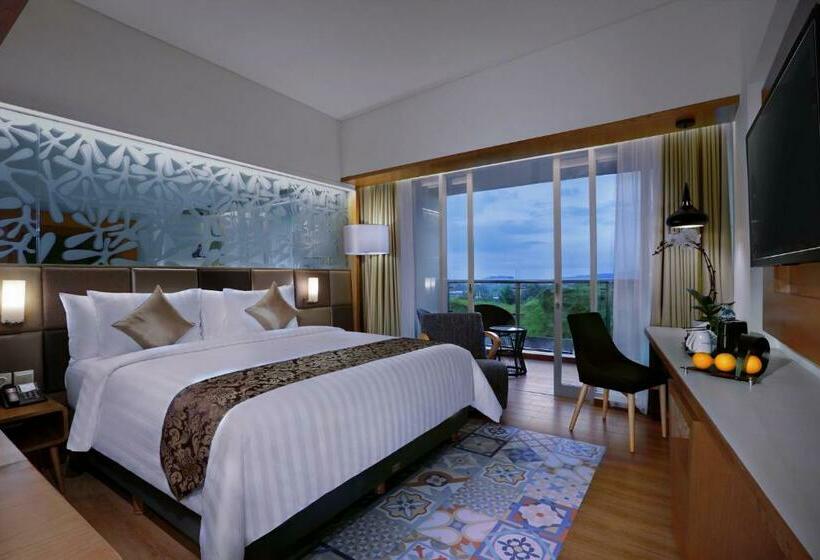 Номер Deluxe Вид на Бассейн, The Alana Hotel And Conference Sentul City By Aston