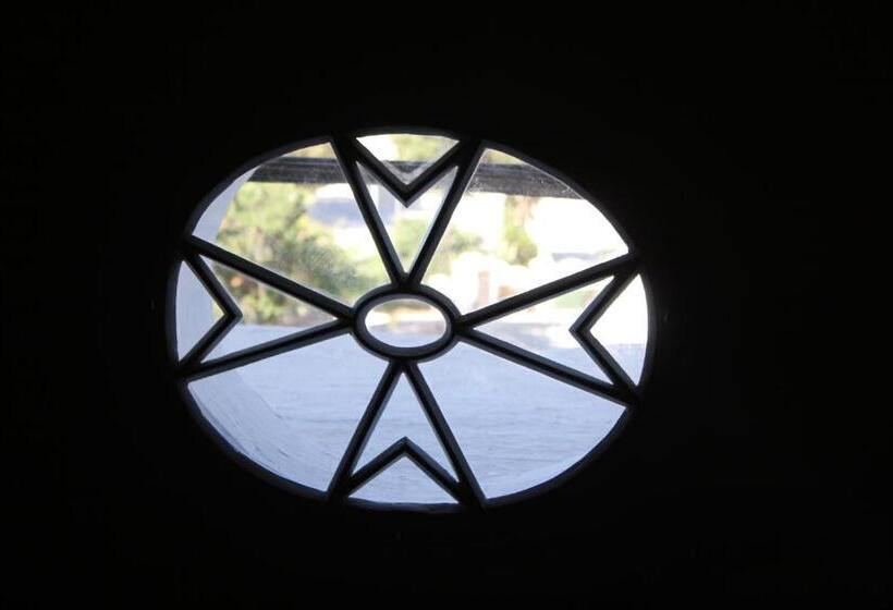 اتاق لوکس خانوادگی, Maleth Inn