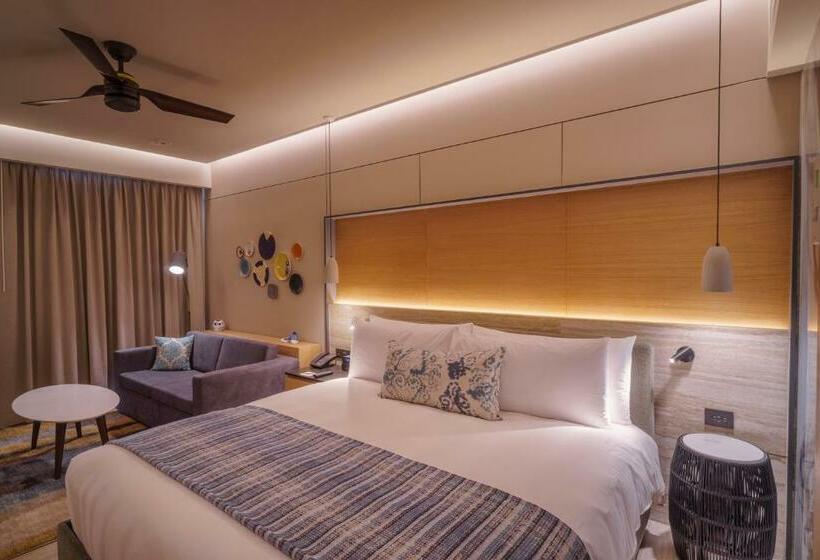 חדר דחוקס עם מיטת קינג, Renaissance Cancun Resort & Marina