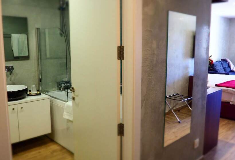 اتاق لوکس, Adelphi Boutique