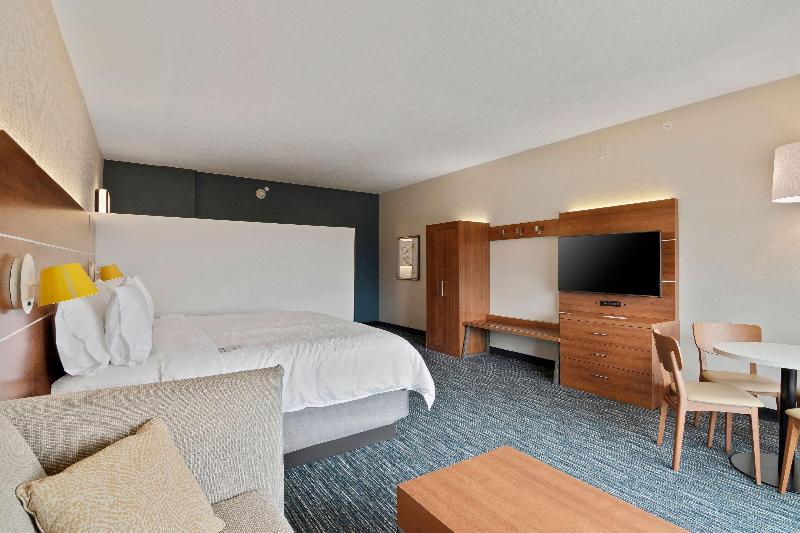 Люкс Кровать Кинг, Holiday Inn Express & Suites Orlando  Lake Buena Vista, An Ihg