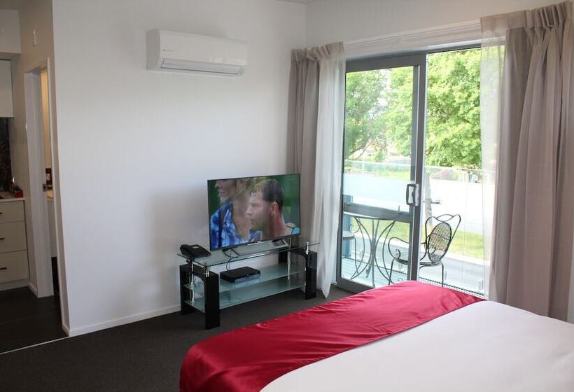 סטודיו דלוקס, Bealey Plaza Motel