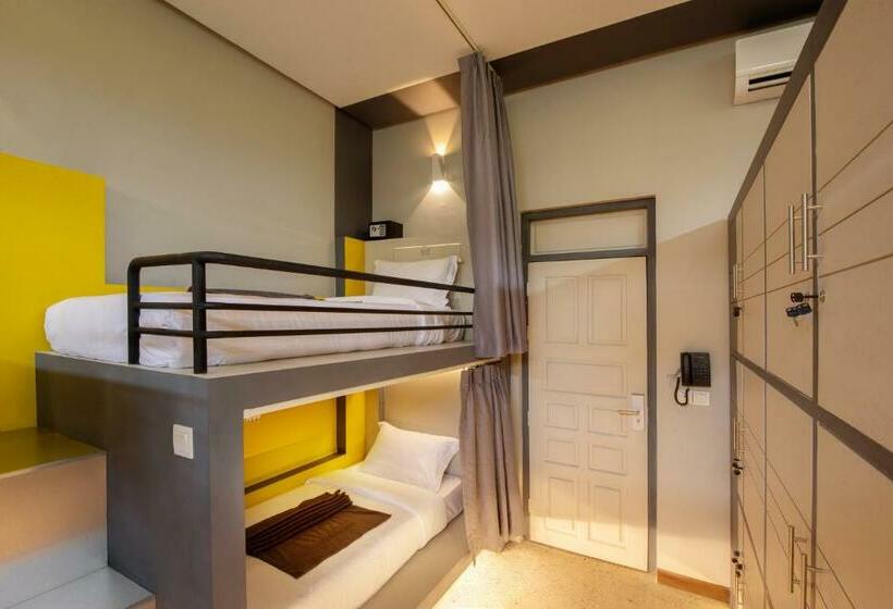 تختخواب در اتاق مشترک, The Twizt   Lifestyle Hostel &