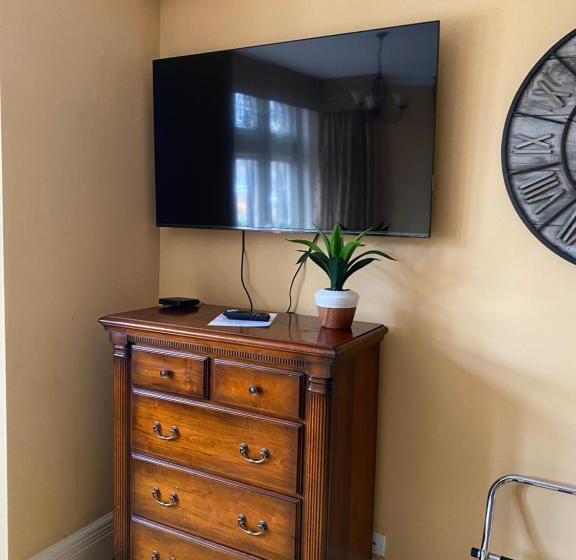Номер Deluxe, Barringtons
