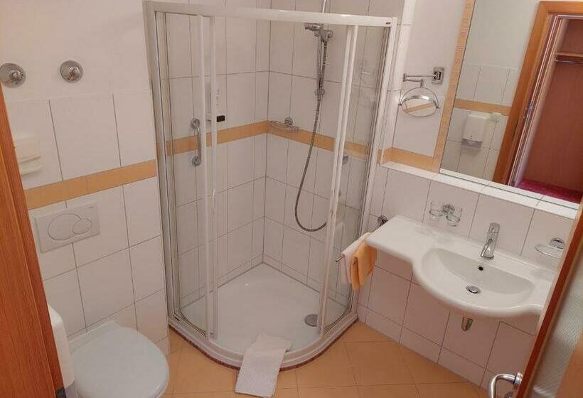 Номер Стандарт, Juchhof