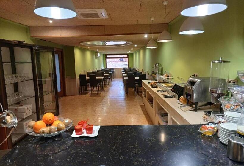 Четырехместный Номер Стандарт, Hostal Restaurante El Castillo