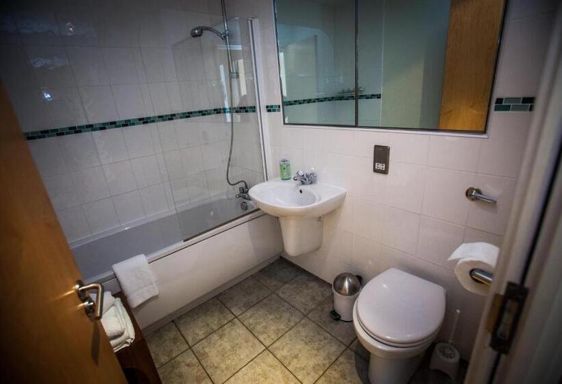 آپارتمان 1 خوابه, Cranbrook House Apartments   Near Ice Arena