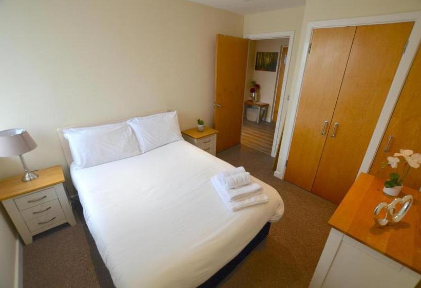 آپارتمان 2 خوابه, Cranbrook House Apartments   Near Ice Arena