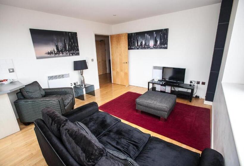 آپارتمان 2 خوابه, Cranbrook House Apartments   Near Ice Arena