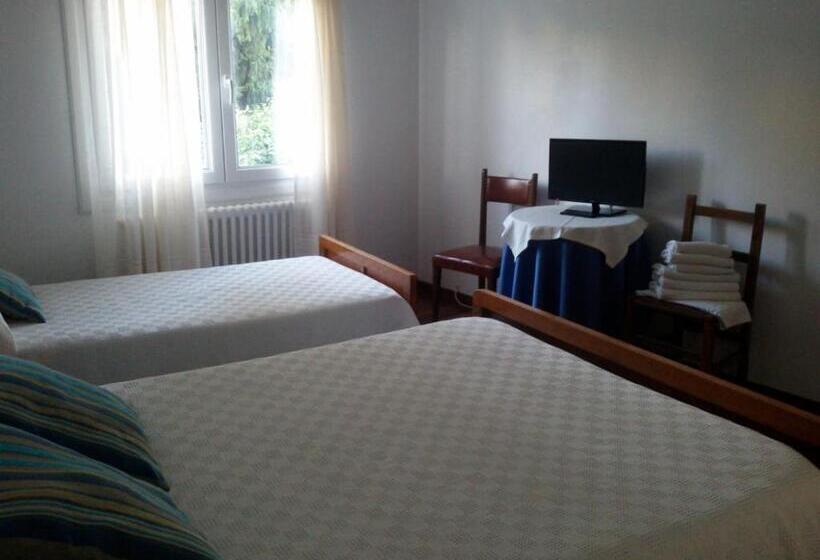 חדר סטנדרט לשלושה עם חדר אמבטיה משוף, Hostal Pumar
