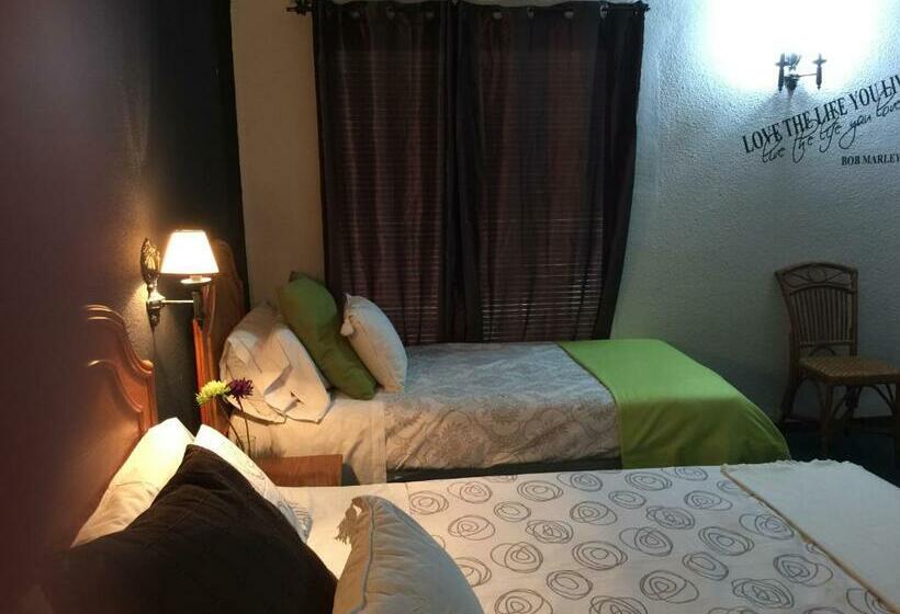 Номер Стандарт Трехместный, Hostal Victoria