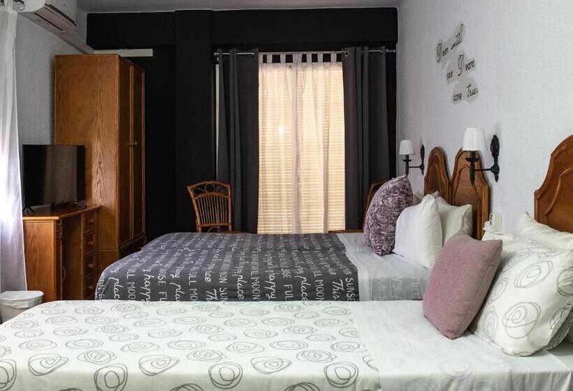 Номер Стандарт Трехместный, Hostal Victoria