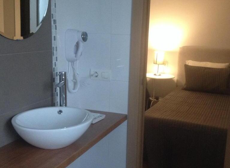 コンフォートルーム, Hostal Montilla Sotogrande