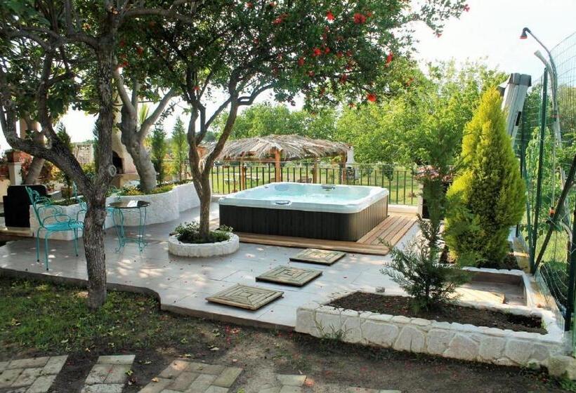 Вилла 2 Спальни, Villa Giulia