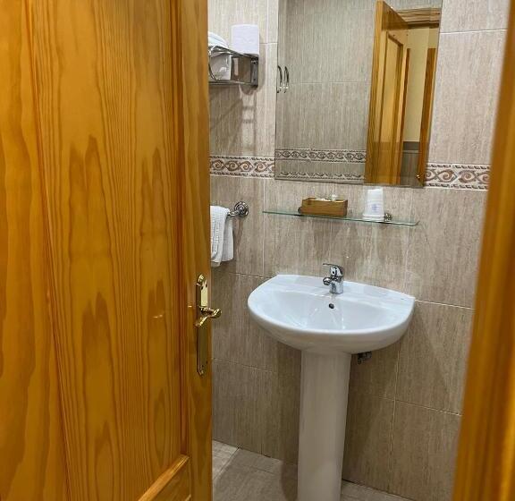 经济房, Hostal 82