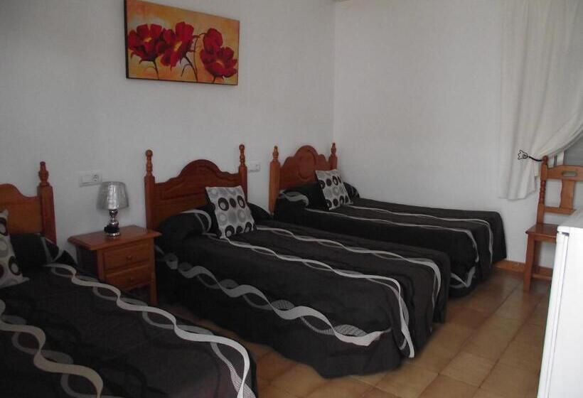 חדר סטנדרט לשלושה, Hostal El Canario