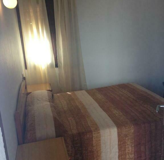Economy Room Shared Bathroom, P&r Hostals Codolar
