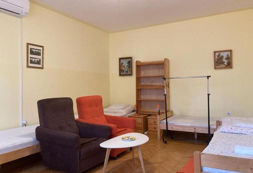 Perhehuone, Kurca Parti Vendégház