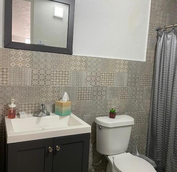 اتاق استاندارد یک نفره, The Pelican Poshtel