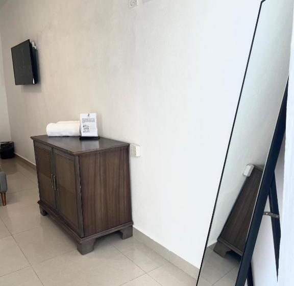 اتاق استاندارد سه نفره, The Pelican Poshtel