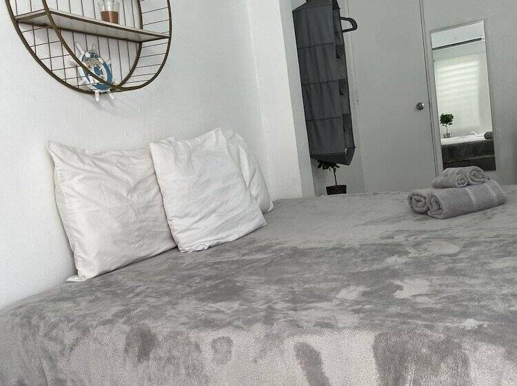 اتاق استاندارد یک نفره, The Pelican Poshtel