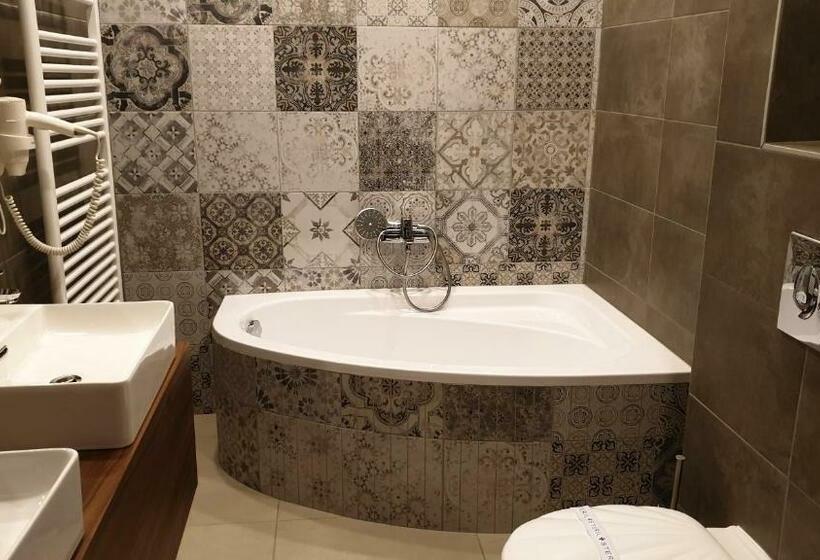 Family Suite, Vácz