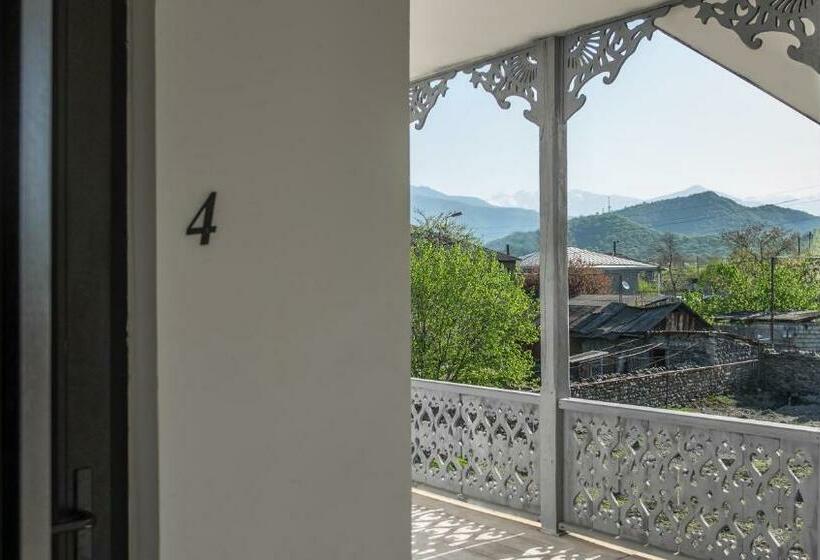 اتاق استاندارد با چشم‌انداز, Chateau Napareuli