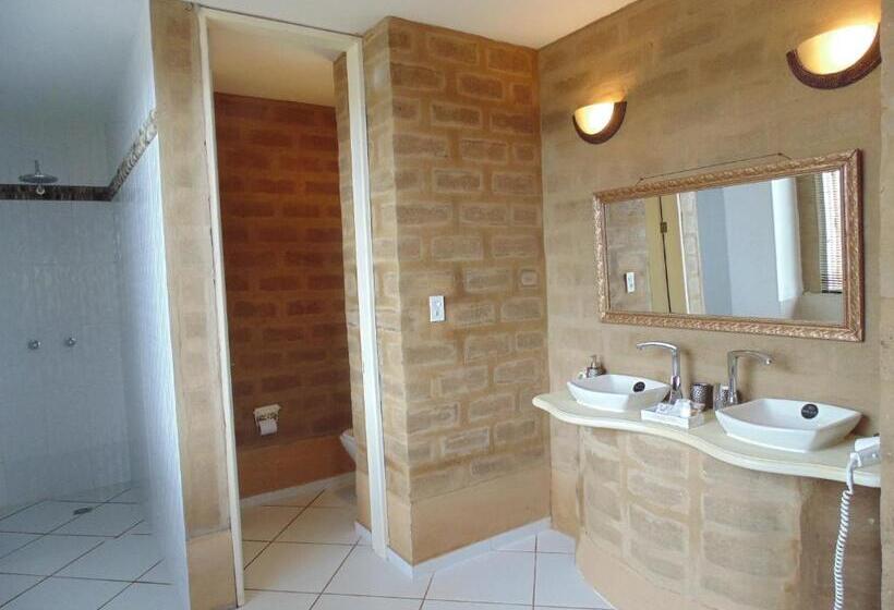 Четырехместный Номер Стандарт с Балконом, Bella Tierra Hotel Boutique