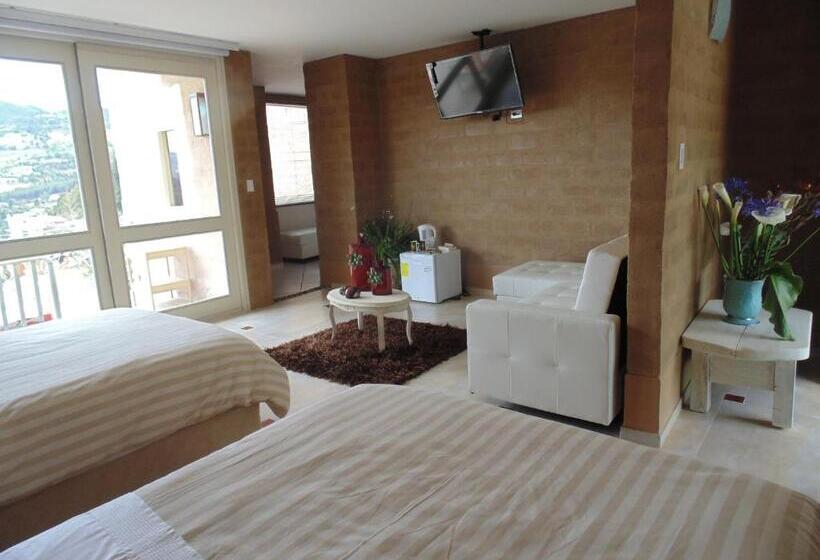 Четырехместный Номер Стандарт с Балконом, Bella Tierra Hotel Boutique