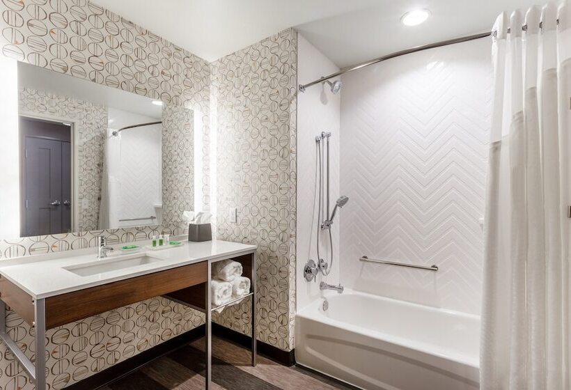 Номер Стандарт Адаптированный для Инвалидов, Holiday Inn & Suites Cedar Falls Waterloo Event Ctr, An Ihg