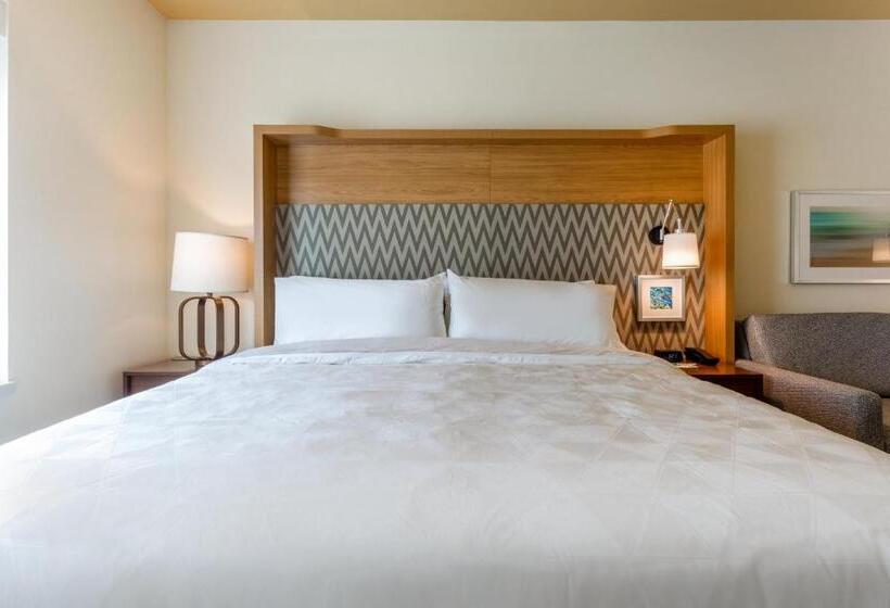 חדר סטנדרט עם מיטת קינג, Holiday Inn & Suites Cedar Falls Waterloo Event Ctr, An Ihg