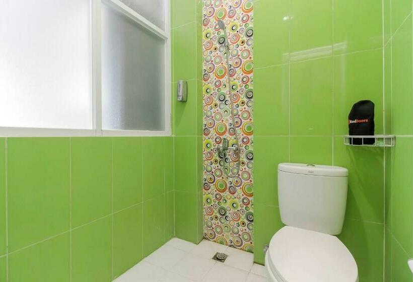 Номер Стандарт, Reddoorz Plus Near Stasiun Bekasi