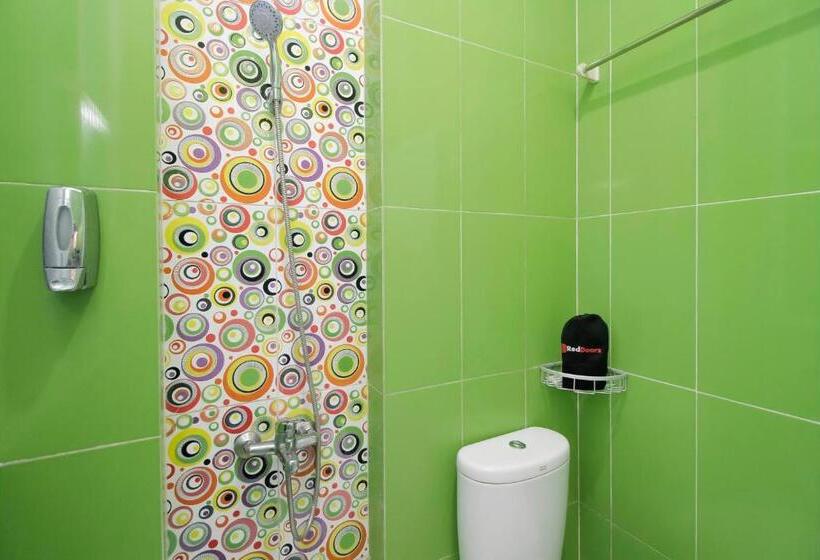 Номер Deluxe, Reddoorz Plus Near Stasiun Bekasi