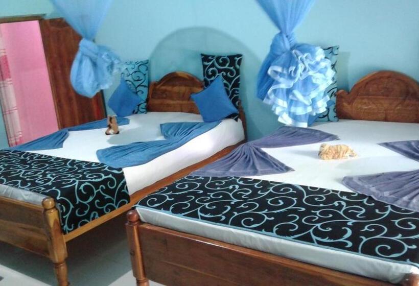 Семейный Номер Вид на Сад, Flower Inn