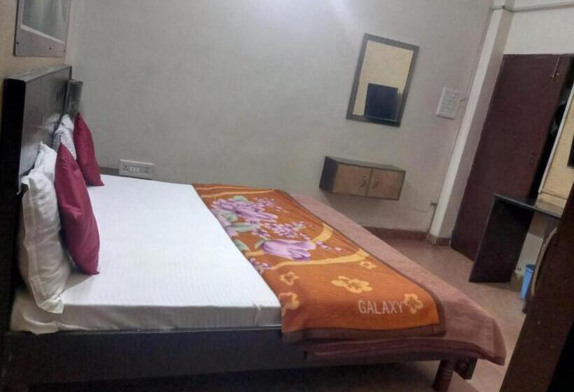 اتاق لوکس, Yash Guest House 01 Minute Walk In Nizamuddin Railway Station