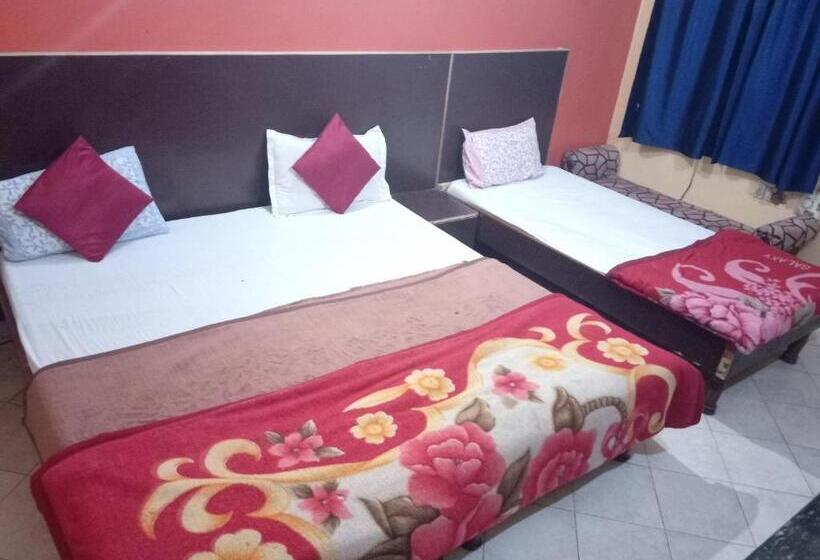 اتاق لوکس سه تخته, Yash Guest House 01 Minute Walk In Nizamuddin Railway Station