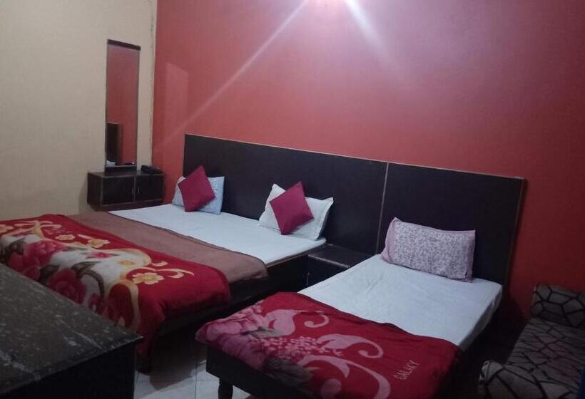 اتاق لوکس سه تخته, Yash Guest House 01 Minute Walk In Nizamuddin Railway Station