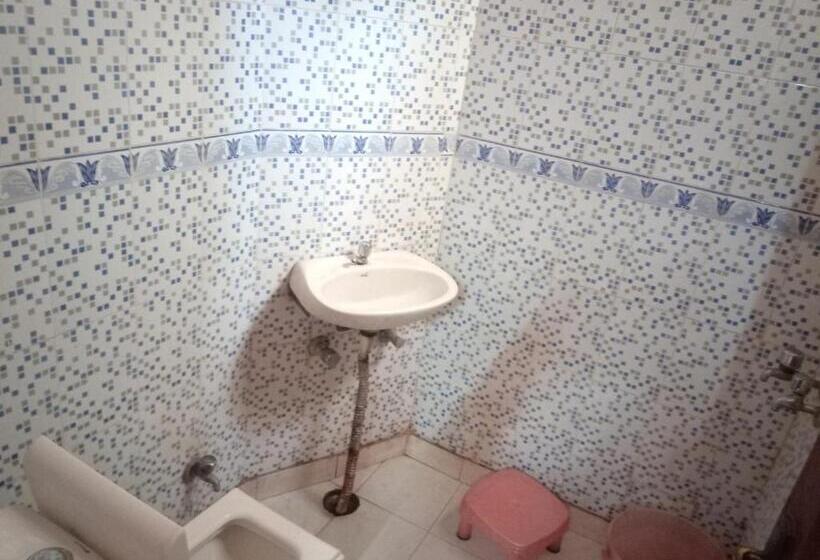 اتاق لوکس سه تخته, Yash Guest House 01 Minute Walk In Nizamuddin Railway Station