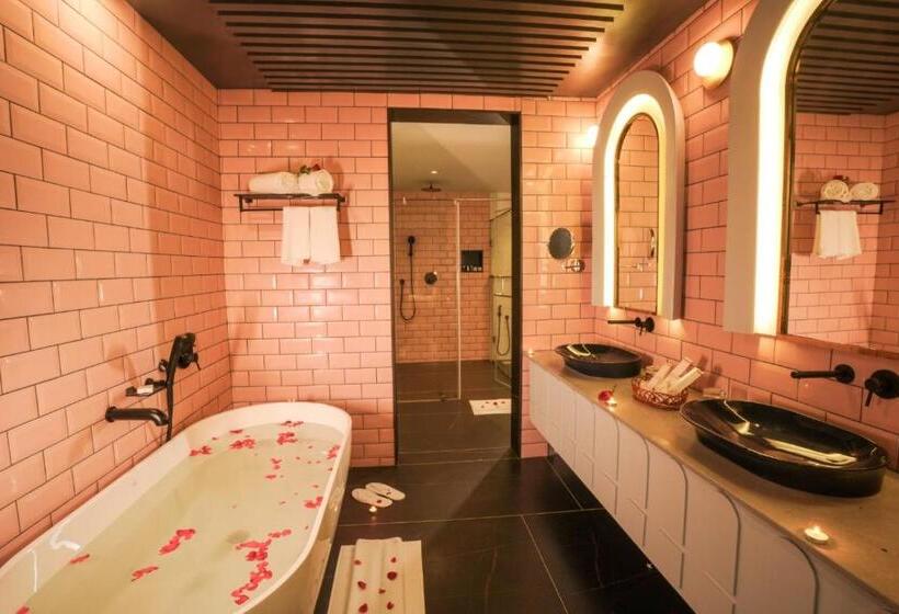 Junior Suite, Pushpak Grande