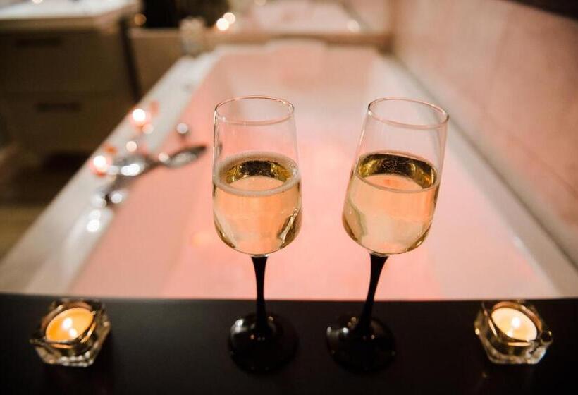 Люкс с гидромассажем, La Suite Romantique Avec Jacuzzi Au Cœur De Perpignan