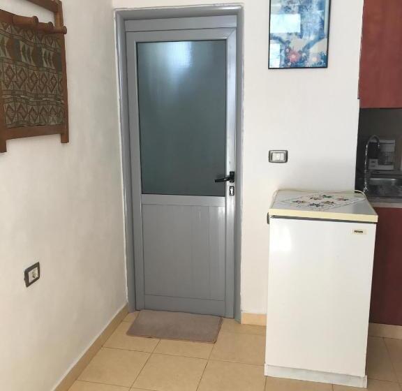 اتاق استاندارد یک نفره, Tourists Guest House