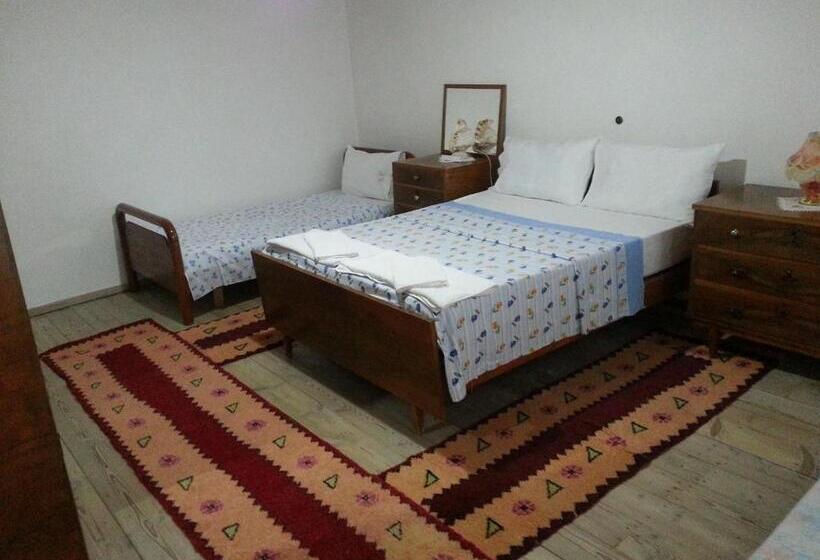 اتاق لوکس با چشم‌انداز شهر, Tourists Guest House